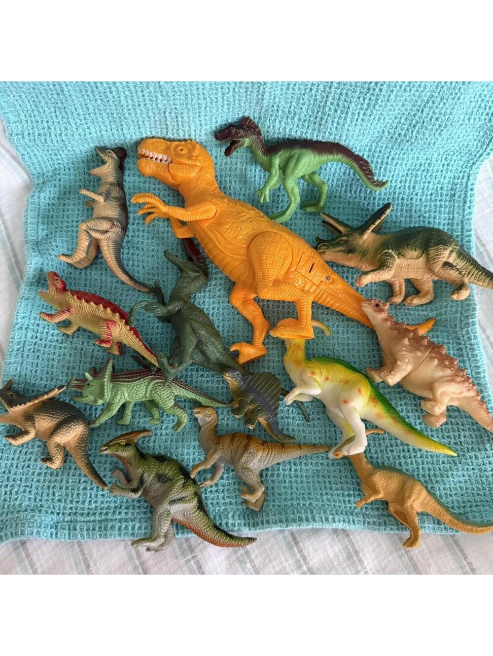 16 Dinosaur Lot Assorted. Largest Dinosaur Roars and Head Lights Up.